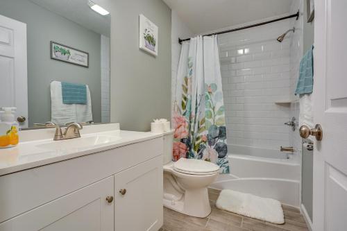 uma casa de banho com um lavatório, um WC e um chuveiro em Charming Ohio Retreat with Deck, Porch and Gas Grill! em Howard