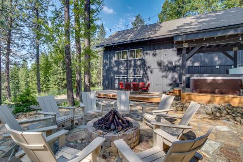 Gallery image of Ronald Cabin with Private Hot Tub Near Lake and Trails in Ronald