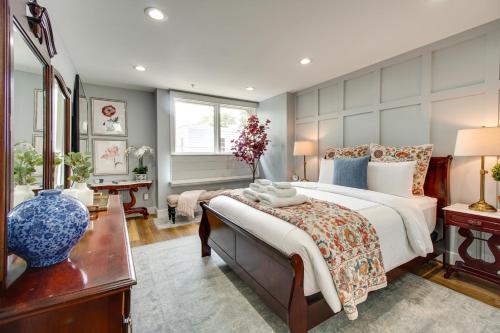 アレクサンドリアにあるCharming Alexandria Vacation Rental in Old Town!の大きなベッドと机のある寝室