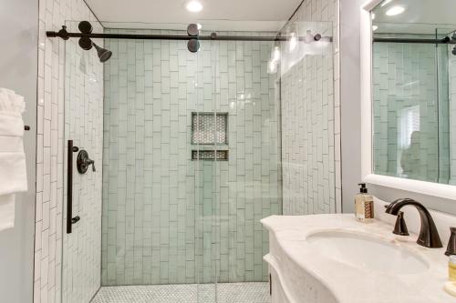 een badkamer met een glazen douche en een wastafel bij Charming Alexandria Vacation Rental in Old Town! in Alexandria
