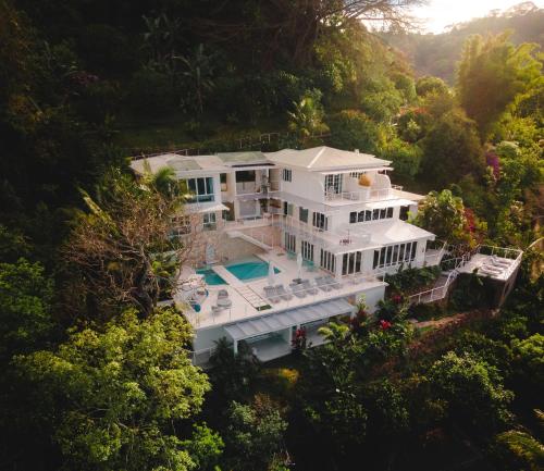una vista aérea de una gran casa blanca en The Retreat Costa Rica - Wellness Resort & Spa, en Atenas