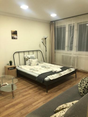 1 dormitorio con 1 cama en una habitación en Madách Central Apartment, en Budapest