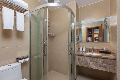 La salle de bains est pourvue d'une douche et d'un lavabo. dans l'établissement Days Inn by Wyndham Dali Erhai Park, à Dali