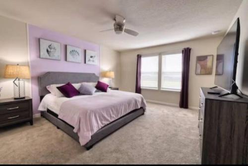 1 dormitorio con 1 cama grande y TV en Orlando Relax en Davenport