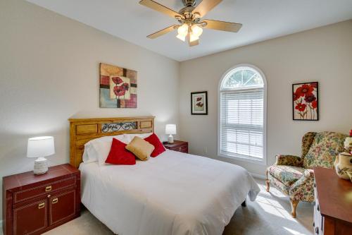 una camera con letto e ventilatore a soffitto di Hot Springs Village Home with Golf Course View a Hot Springs Village