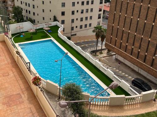 una vista aérea de una piscina en un edificio en Mirando al Mar, en Alicante