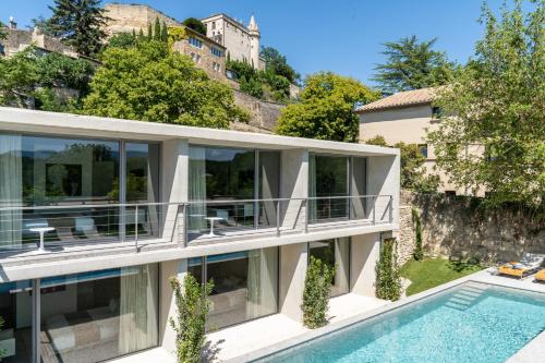 una imagen de una casa con piscina en Le Pavillon M, chambres d'hôtes de luxe avec Piscine & Spa, en Grignan