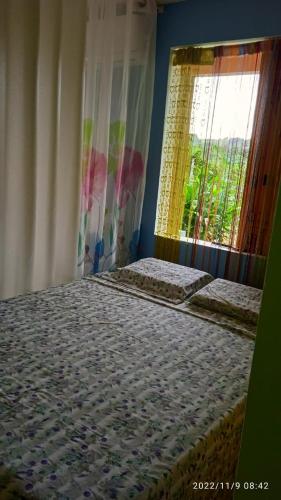 um quarto com 2 camas e uma janela em Entre Mer et Montagne em Goyave