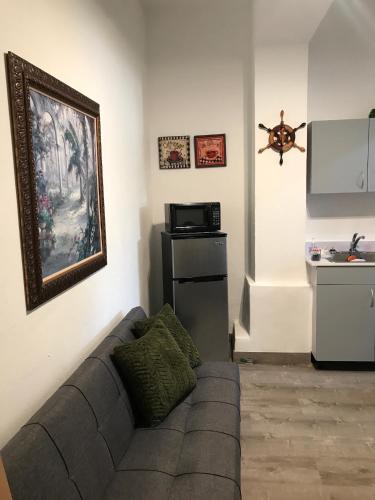 a living room with a couch and a kitchen at 310Guest-House La Vida in San Juan