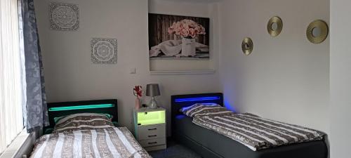 1 Schlafzimmer mit 2 Betten, einer Kommode und einem Spiegel in der Unterkunft Ferienwohnung Auetal 