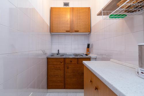 uma cozinha com um lavatório e uma bancada em Apartment Crikvenica 5494c em Crikvenica