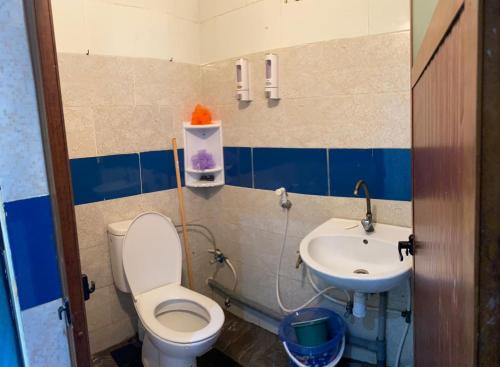 uma casa de banho com um WC e um lavatório em Appartement marocain proche de la mer à Sidi Bouzid em Safi