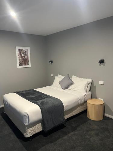 a bedroom with a large white bed in a room at Murrumbateman Country Inn in Murrumbateman