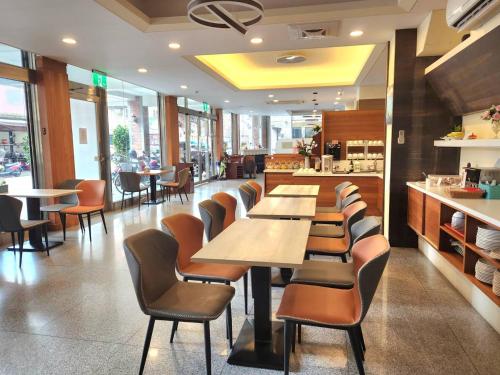 羅東鎮的住宿－家家商務旅館 Jia-Jia Business Hotel，自助餐厅内带桌椅的餐厅