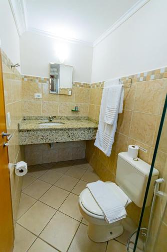 a bathroom with a toilet and a sink at Pousada Alemã in Santo Antônio do Pinhal