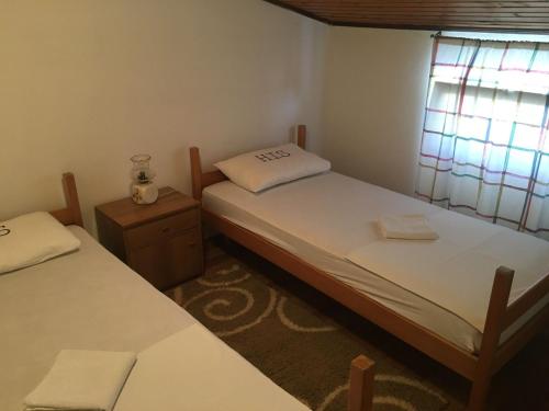 ザヴァラティサにあるApartments with WiFi Zavalatica, Korcula - 9145の窓のある部屋にツインベッドが2台