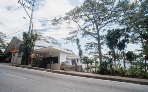 Baguio Loft units في باغيو: منزل أبيض صغير على جانب شارع