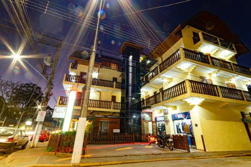 a building on a city street at night at Pousada Alemã in Santo Antônio do Pinhal