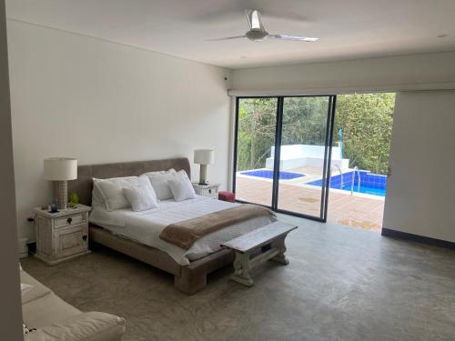 um quarto com uma cama e vista para uma piscina em Casa San Gabriel em La Mesa