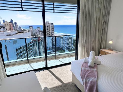 una camera da letto con una grande finestra con vista sull'oceano di Oracle 28th floor Tower 2 Ocean views! - GC Getaways a Gold Coast