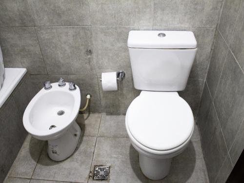 La salle de bains est pourvue de toilettes et d'un lavabo. dans l'établissement Fica à vontade, à San Salvador de Jujuy