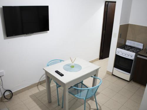 Il comprend une cuisine avec une table et deux chaises ainsi qu'une télévision. dans l'établissement Fica à vontade, à San Salvador de Jujuy
