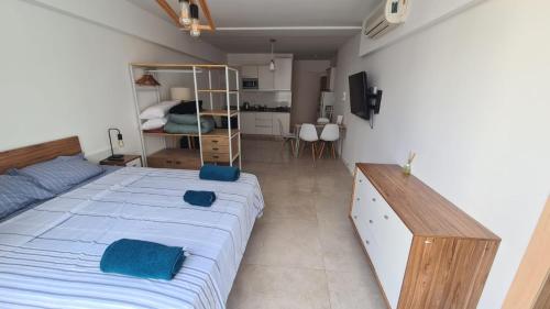 Una cama o camas en una habitación de Hermoso monoambiente en excelente ubicacion. Edificio nuevo!
