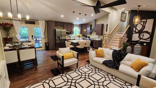 a living room with a white couch and a kitchen at Wolf Creek Lodge in Atlanta