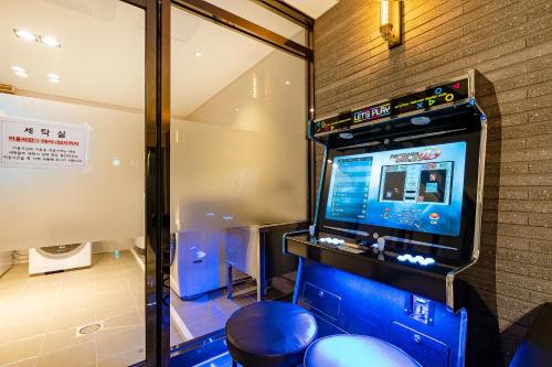 a room with a video game in a display case at Pohang A1Hotel Haedo in Pohang