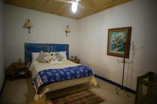 um quarto com uma cama com um urso de peluche em Vila ACONCHEGO AZUL 2 em Aracê