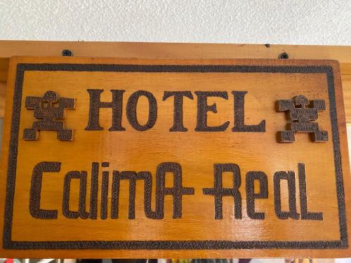 uma placa que lê hotel centenário lido em Hotel calima em Tuluá