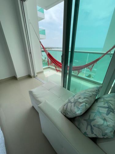 einen Balkon mit einem Sofa und Meerblick in der Unterkunft Apartamento nuevo con vista al mar in Coveñas