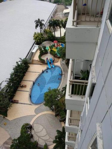 Výhľad na bazén v ubytovaní Apartemen supermall mansion orchard pakuwon mall alebo v jeho blízkosti