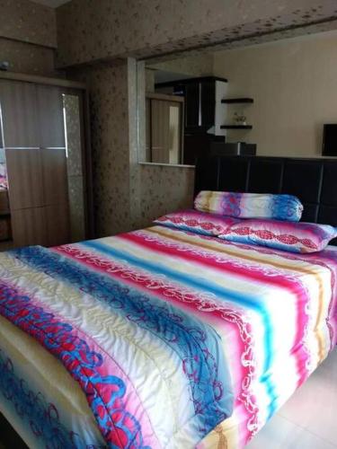 Ένα ή περισσότερα κρεβάτια σε δωμάτιο στο Apartemen supermall mansion orchard pakuwon mall