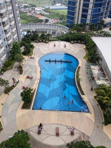 Θέα της πισίνας από το Apartemen supermall mansion orchard pakuwon mall ή από εκεί κοντά