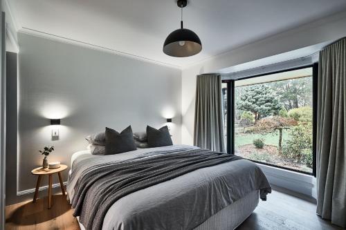 Leonards Hill的住宿－Leonards Hill House - Daylesford Region，一间卧室设有一张床和一个大窗户