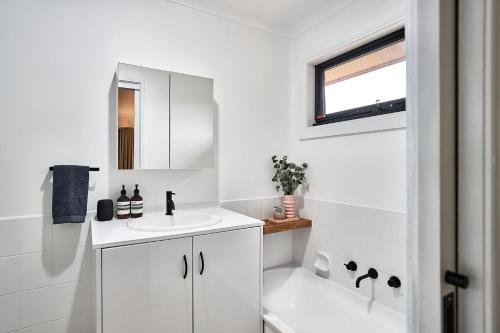 Leonards Hill的住宿－Leonards Hill House - Daylesford Region，白色的浴室设有水槽和镜子