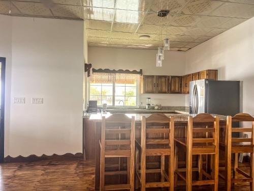 博卡斯德爾托羅的住宿－Vladi Eco House，厨房配有桌椅和冰箱。