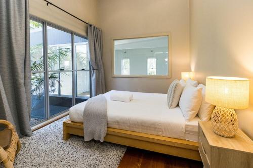 ein Schlafzimmer mit einem Bett und einem großen Fenster in der Unterkunft Springbank House in Jindy Andy