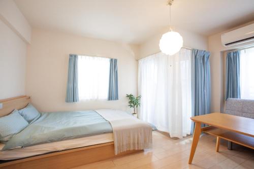 1 dormitorio con 1 cama, escritorio y ventanas en ID Ohmori20 en Tokio