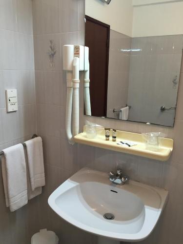 ポルシェスにあるAlbergaria Dom Manuel Hotelのバスルーム(白い洗面台、鏡付)