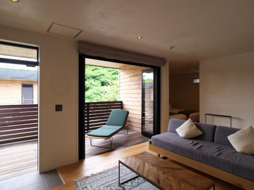 Posezení v ubytování ＨＯＴＥＬ ＬＯＣＡＬ ＢＡＳＥ＜宮古島＞