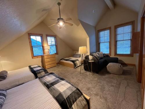 een slaapkamer met 2 bedden en een plafondventilator bij 5 BR Large Home - Walk to Main St - 2 Master Suites in Park City