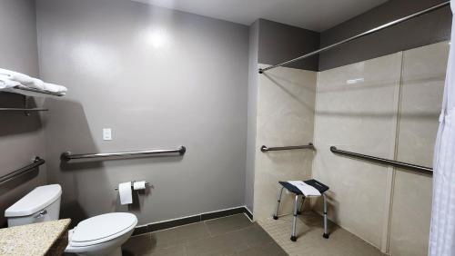 y baño con aseo y ducha. en Motel 6-Ennis, TX, en Ennis