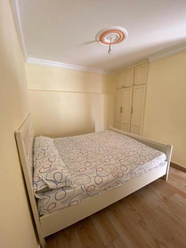 um pequeno quarto com uma cama num quarto em Apartamento moulay bouslham em Riah