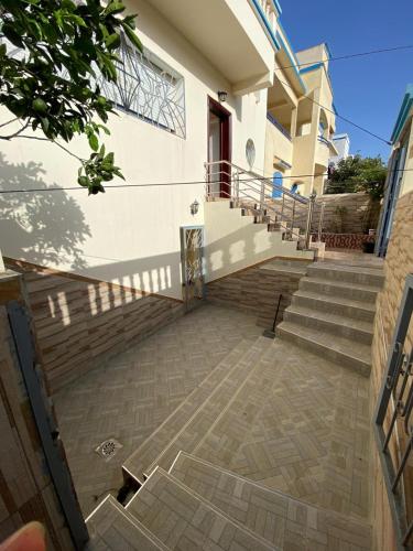 uma escada que leva a uma casa com escadas em Apartamento moulay bouslham em Riah