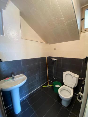 uma casa de banho com um WC e um lavatório em Apartamento moulay bouslham em Riah