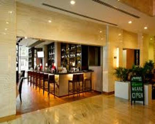 ein Restaurant mit einer Bar mit Hockern in der Lobby in der Unterkunft Suasana Suites by Lavender Fields in Kuala Lumpur