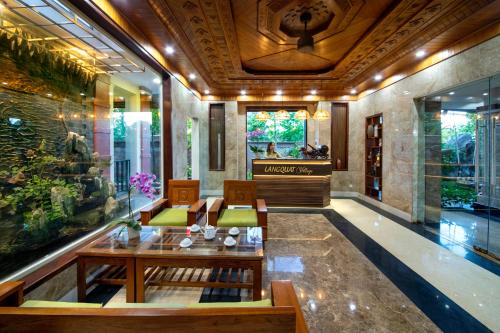eine Lobby eines Hotels mit einem Tisch und Stühlen in der Unterkunft Citrus Village Villa Hoi An in Hoi An