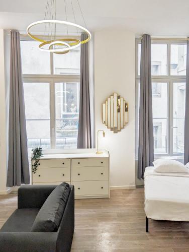 1 dormitorio con sofá, cama y vestidor en L'Eclat - Hypercentre / Quai de Grenoble en Grenoble